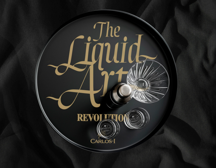 The Liquid Art de Carlos I en una bandeja